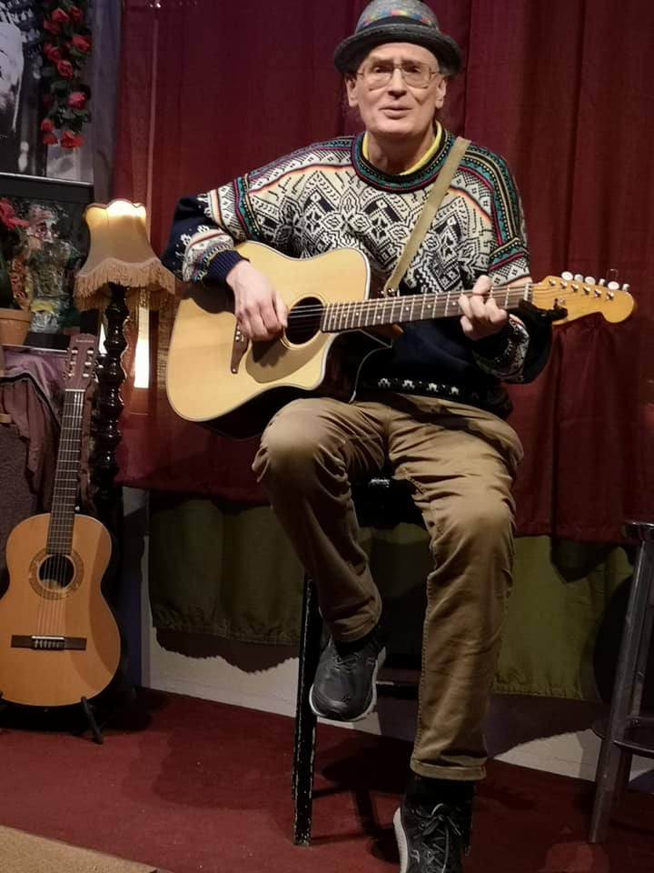 Hans Ellemar spelar gitarr