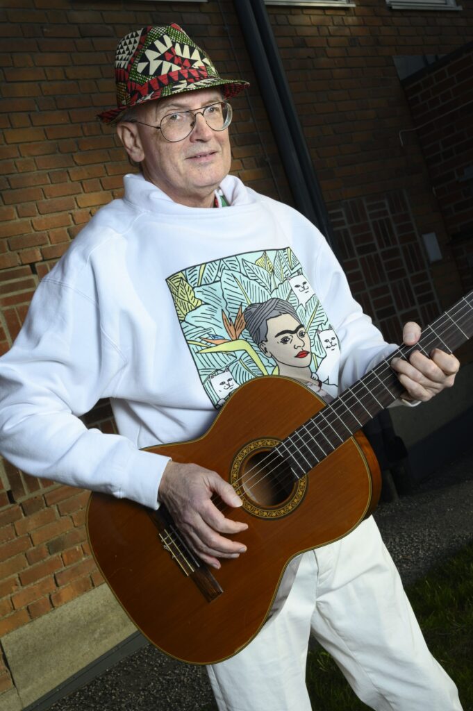 Hans Ellemar med gitarr